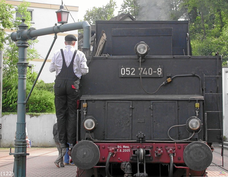 Bahn 122.jpg - Das Befüllen wird viele Minuten dauern. Nur eine von vielen Arbeiten, die eine Dampflok verursacht.